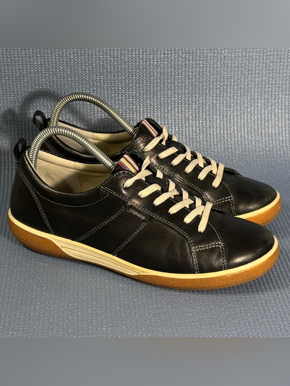 ECCO Women's Black Leather Low Top Sneaker Gum Outsole Shoes Size 8 US 39 EU